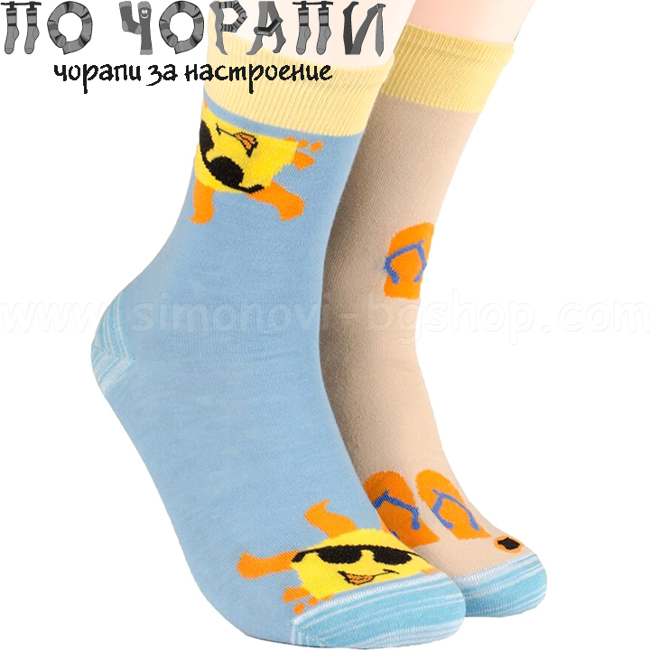 По чорапи с Чорапи със Слънце, джапанки на плажа и слънчеви очила По чорапи с Чорапи със Слънце, джапанки на плажа и слънчеви очила